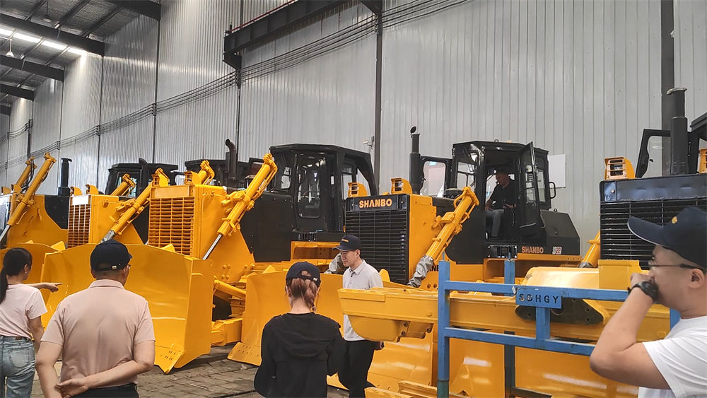 Des clients britanniques visitent l'usine