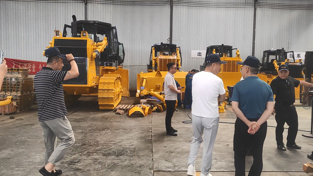 Des clients chinois visitent l'usine et achètent des bulldozers SD46 et des excavatrices SH220