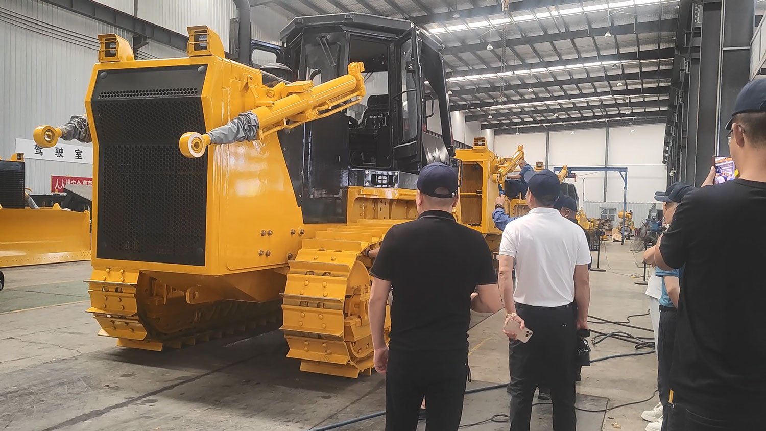 Usine de bulldozers sur chenilles