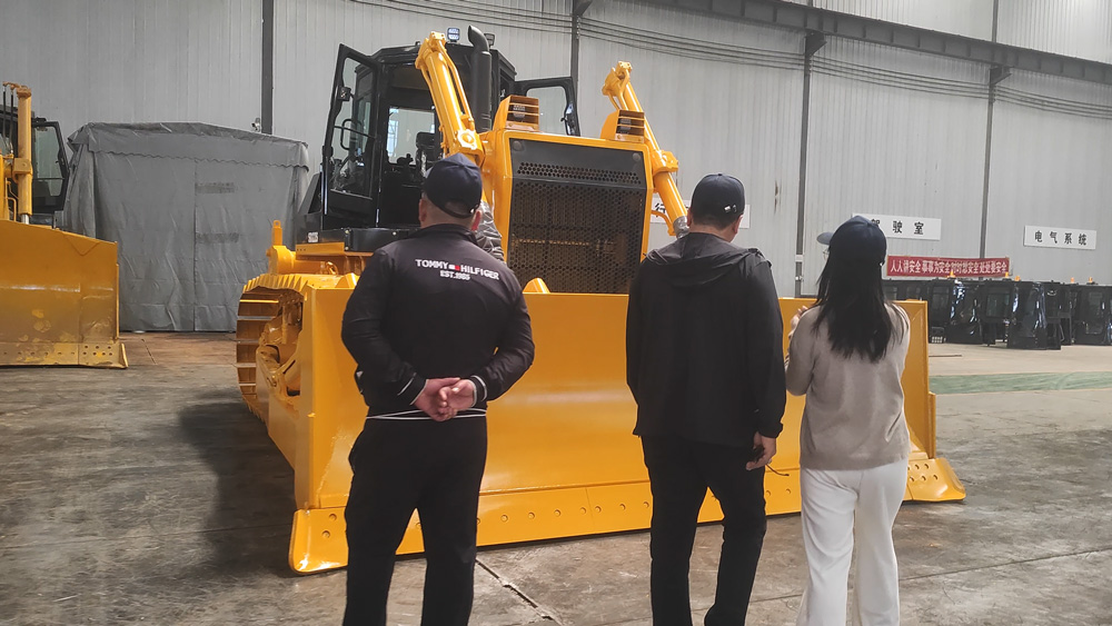 Accueillez chaleureusement les clients d’Ouzbékistan pour visiter notre usine de bulldozers en Chine !