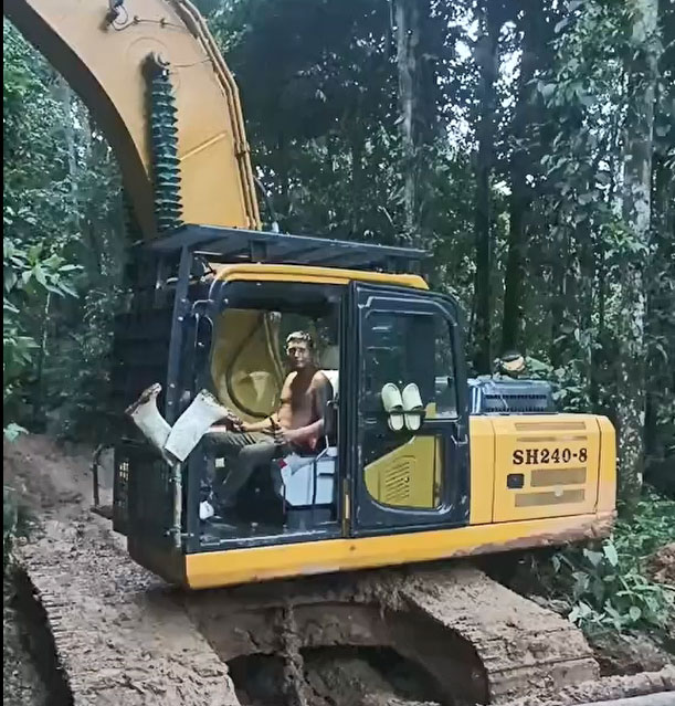 La pelle sur chenilles SH240-8, testée dans le temps et de grande puissance, traverse la boue, la rivière et les débris de la jungle pour l'exploitation minière en montagne
