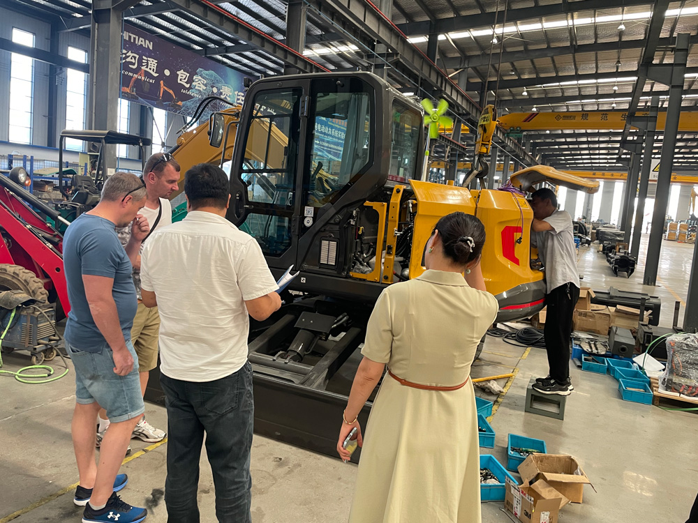 Des clients polonais visitent une usine chinoise d’excavatrices et de bulldozers