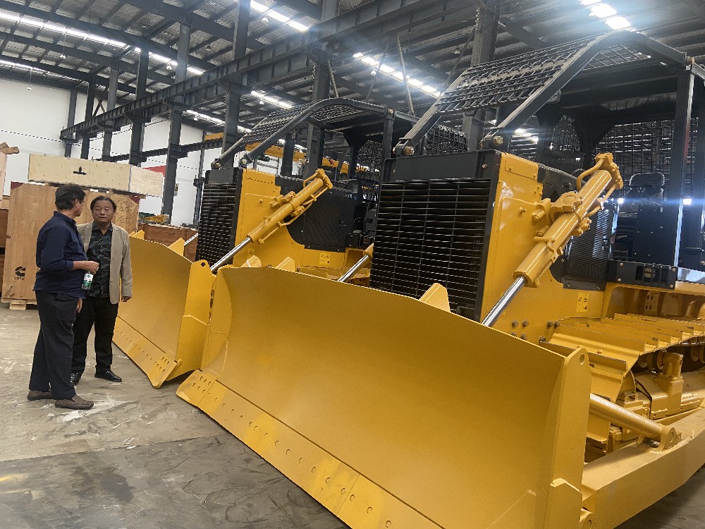 Des clients bangladais visitent une usine de bulldozers chinoise pour acheter des bulldozers SD22F version forestière 235HP