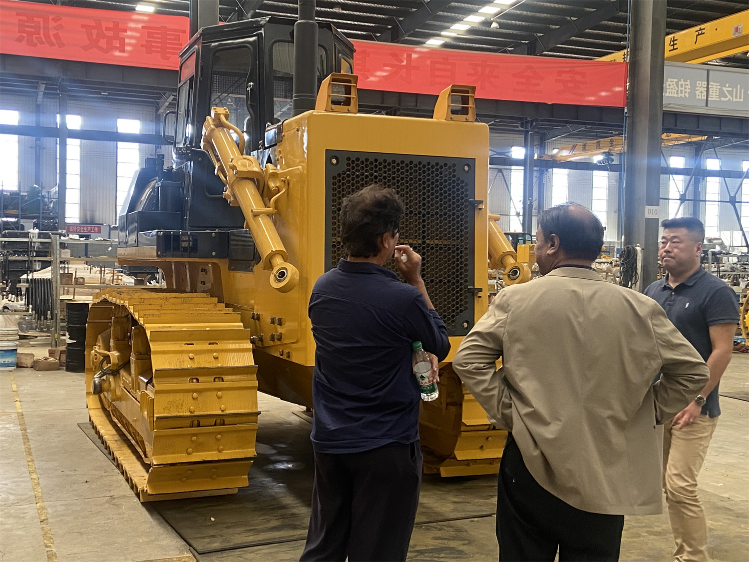 Les clients visitent l’usine de bulldozers