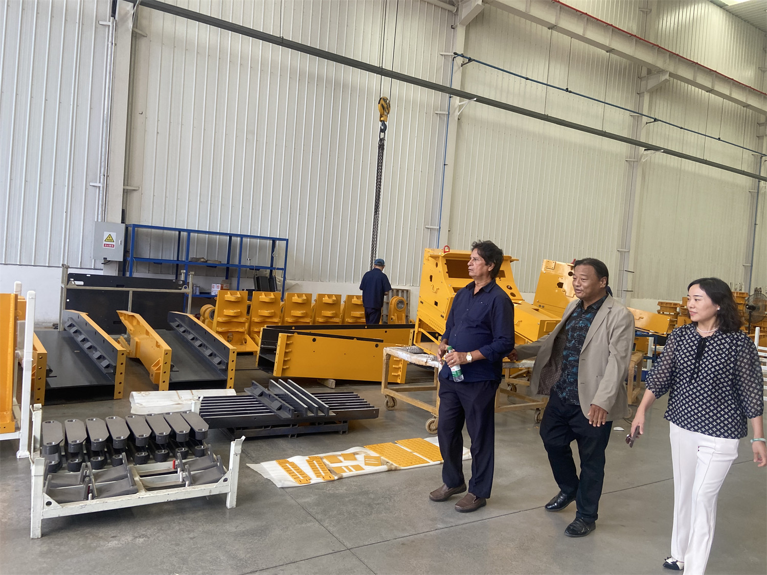 Des clients bangladais visitent une usine de bulldozers