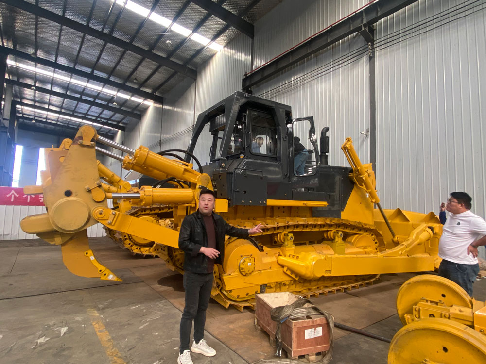 Des clients russes visitent l'usine chinoise de bulldozers pour le rachat du bulldozer SD32 et la commande de pièces de rechange