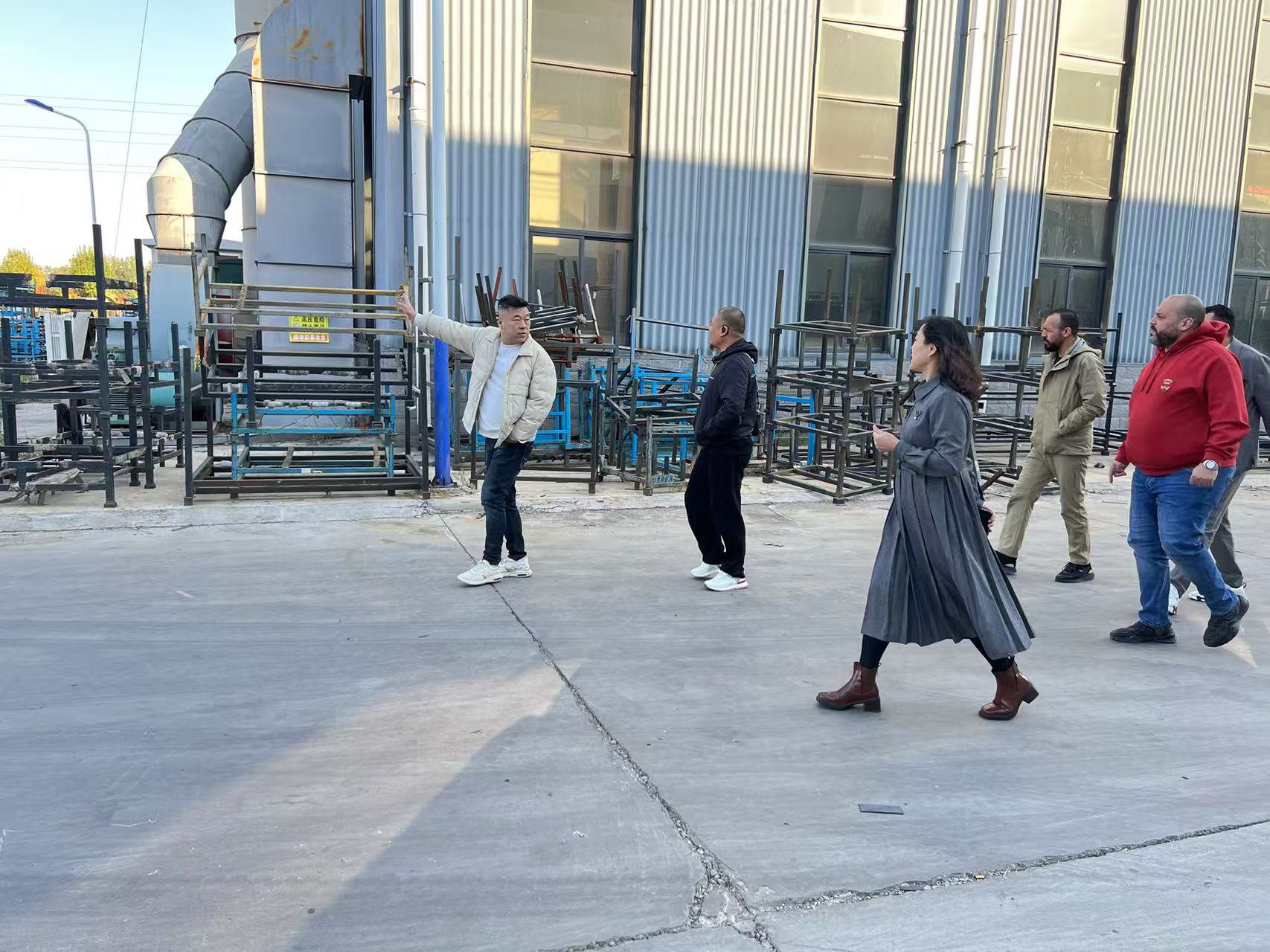 Des clients russes visitent une usine de bulldozers chinoise