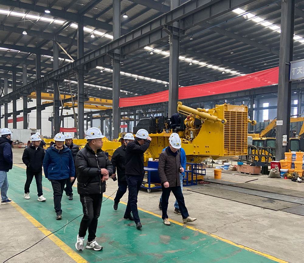 Des clients chinois visitent l'usine de bulldozers et l'atelier de production, consultent et achètent des bulldozers SD22 édition standard avec défonceuses