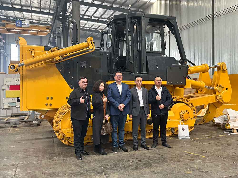 Honoré d'accueillir un client du Guatemala pour visiter notre usine de bulldozers et d'excavatrices.