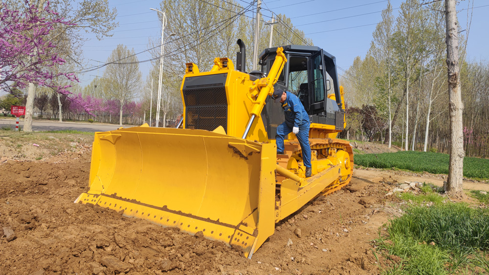 Puissant bulldozer SD22 testé sur des terres agricoles par temps ensoleillé