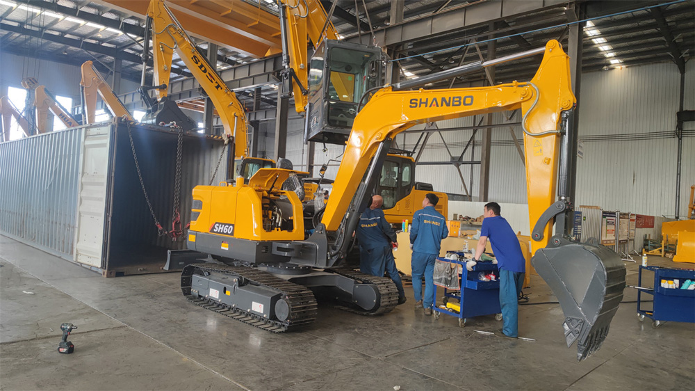 Expédition de la pelle sur chenilles SH60 en Pologne : l'équipe de l'usine fait des heures supplémentaires pour terminer le chargement du conteneur en vue d'une livraison immédiate