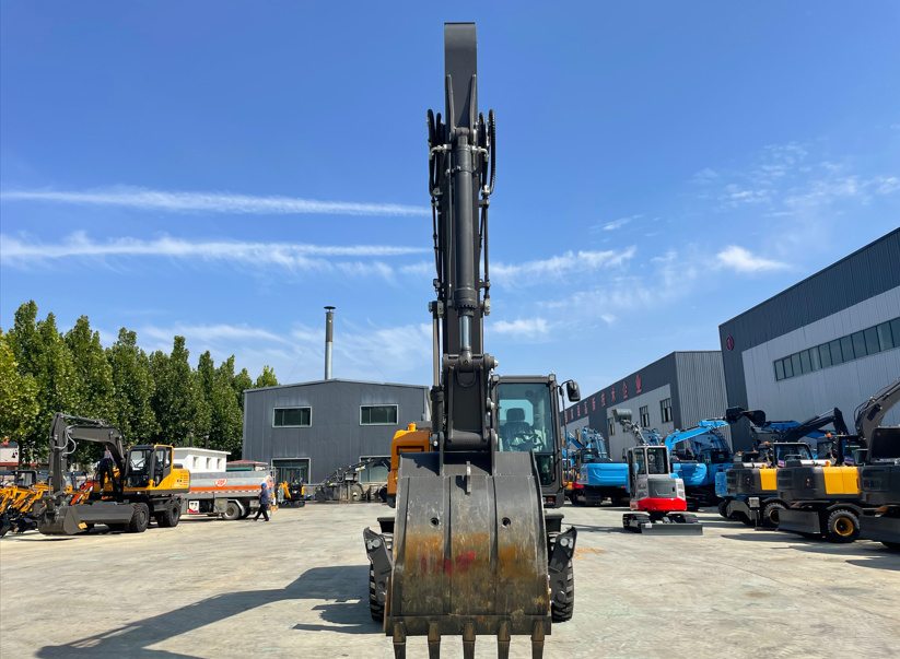  pelle sur pneus 148HP