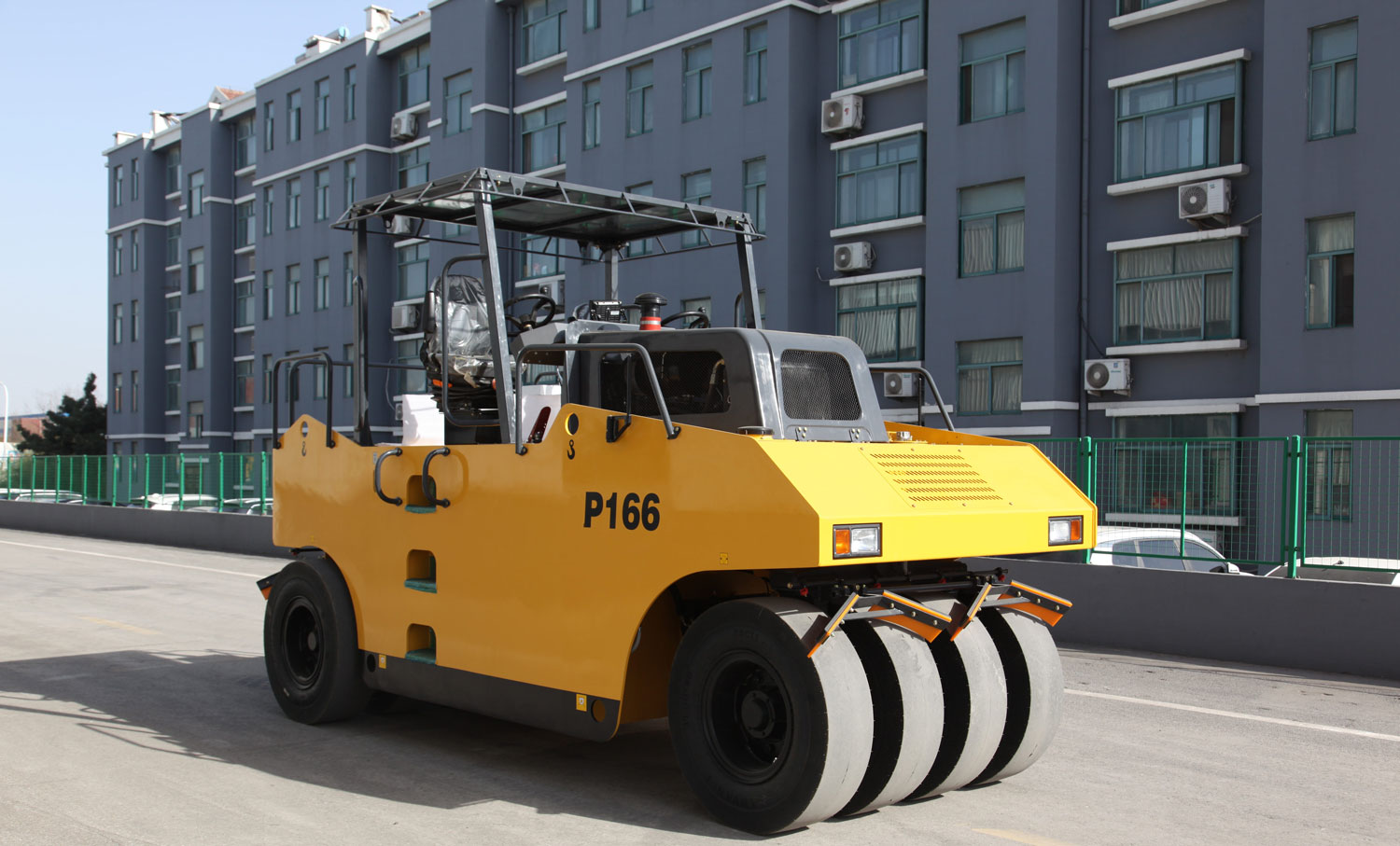 P166 sans cabine Rouleau compacteur sur pneus