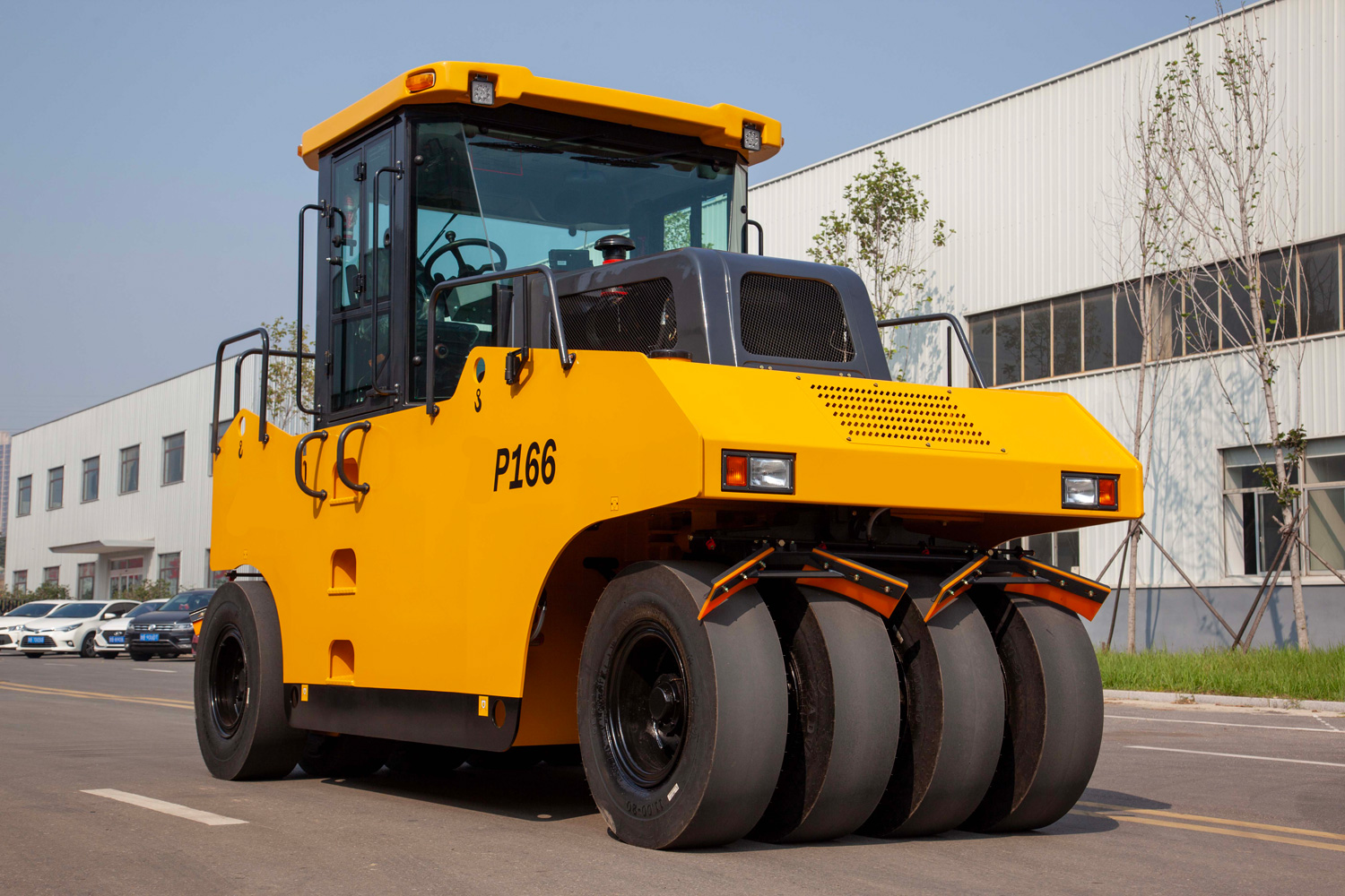 P166 Rouleau compacteur sur pneus