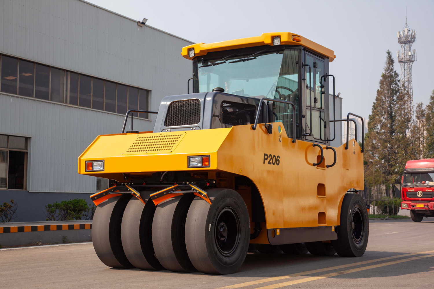 P206 Rouleau compacteur sur pneus