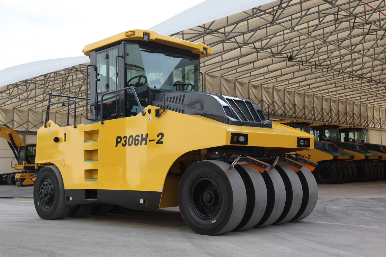 P306H-2 Rouleau compacteur sur pneus