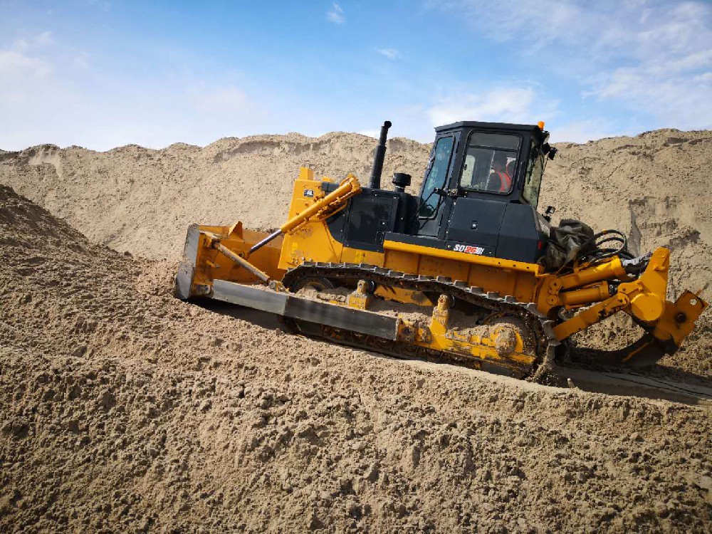 Profil latéral du bulldozer SD26 avec lame