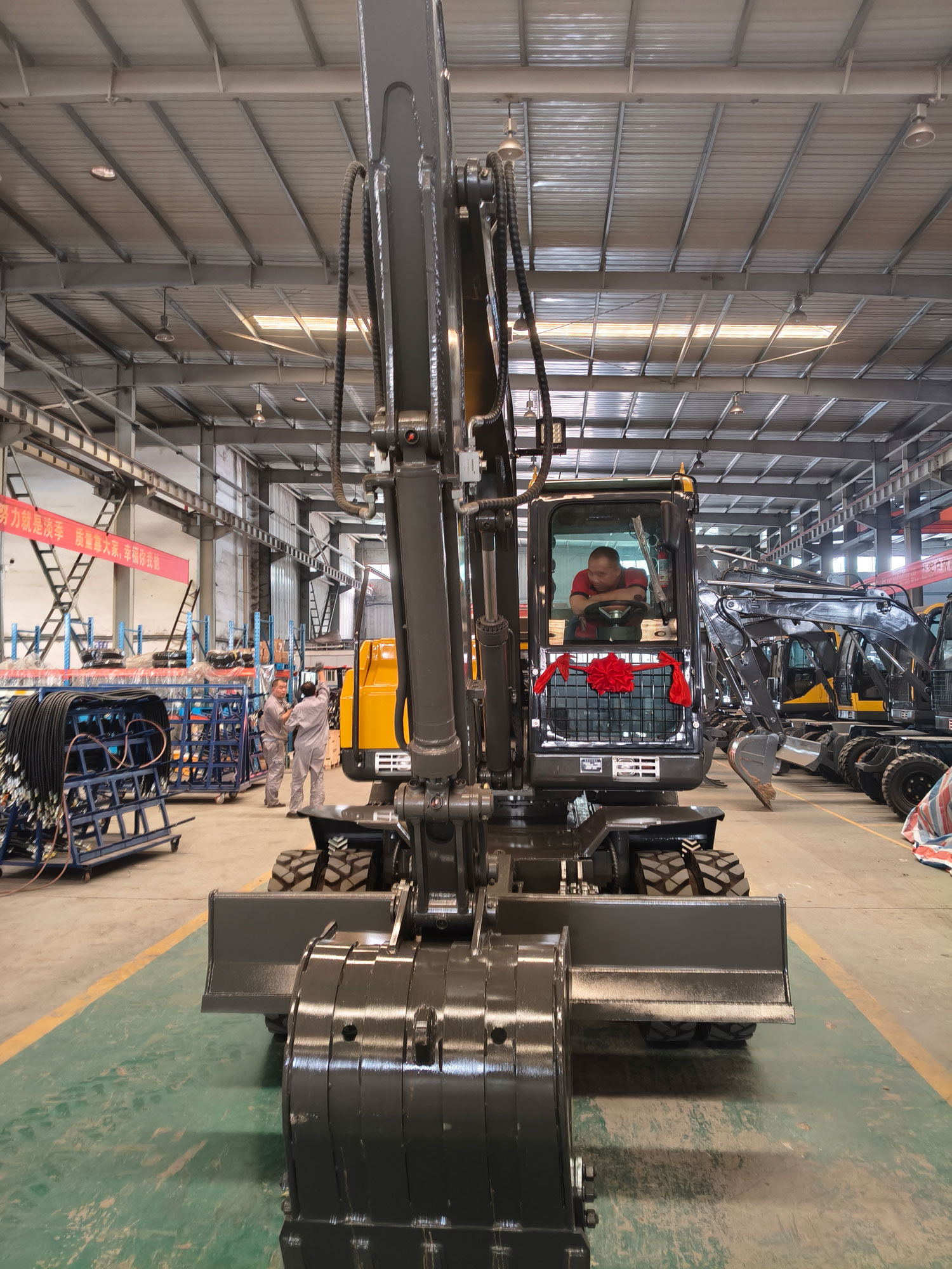 PW75 Pelle sur pneus