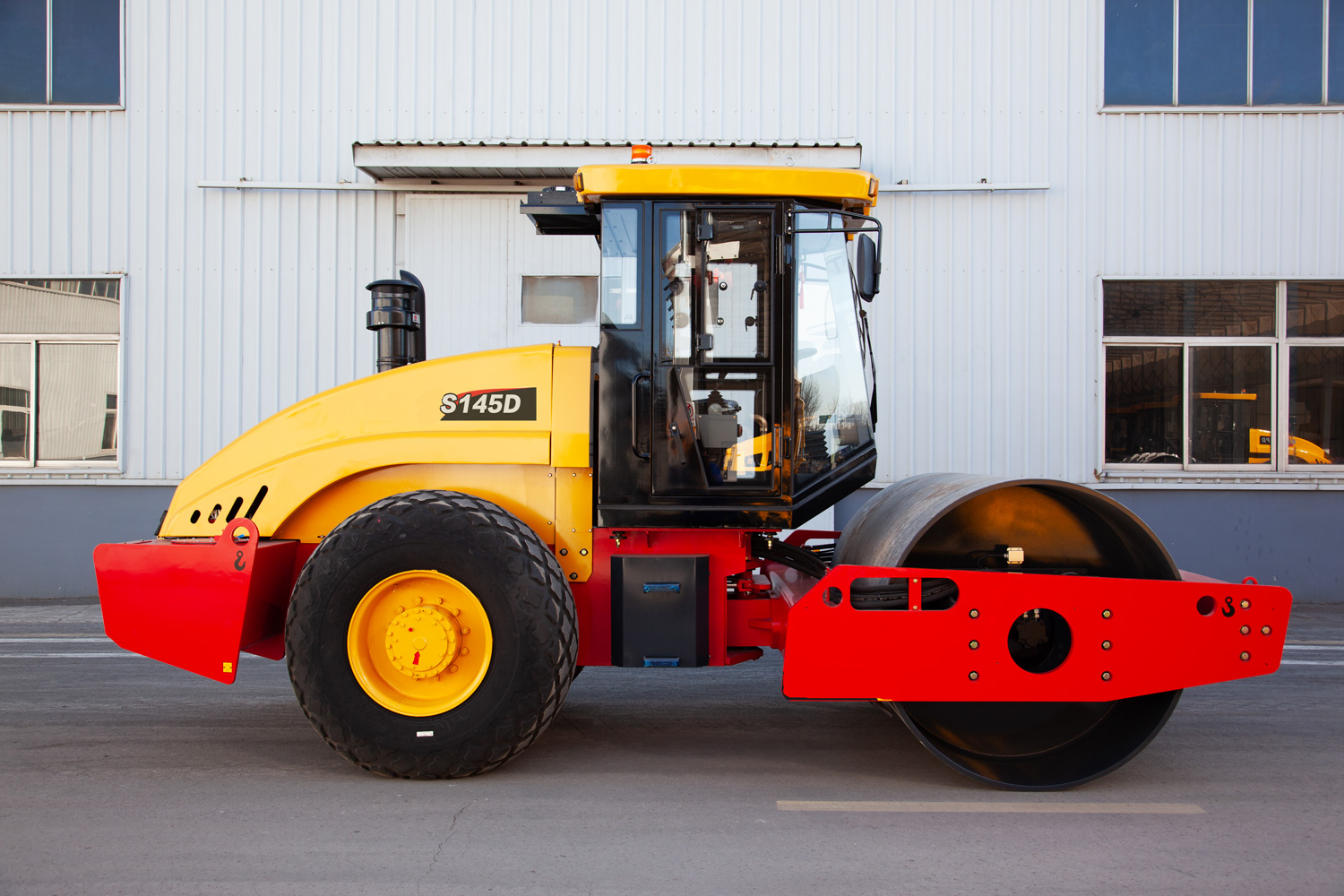 S145D Rouleau compacteur vibrant monocylindre